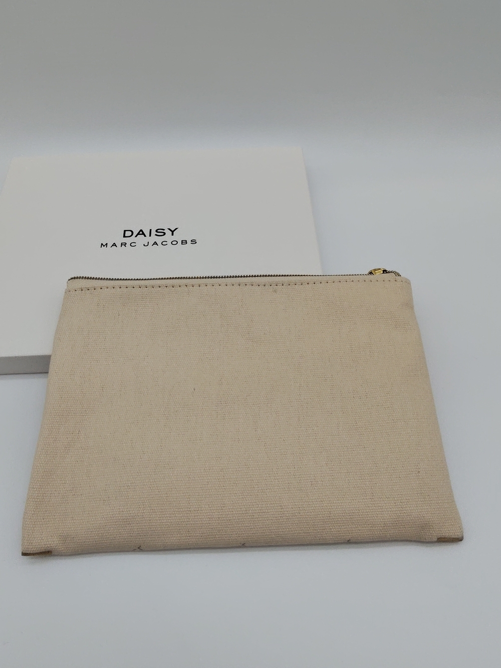 MARC JACOBS DAISY Canvas Cosmetic Pouch Travel Makeup Bag Gold Print NWT NIB - Picture 2 of 8